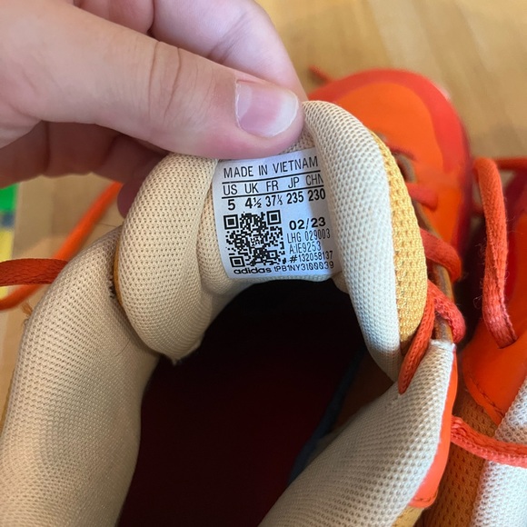 Size 5. Used only on inside basketball courts. - Picture 5 of 6